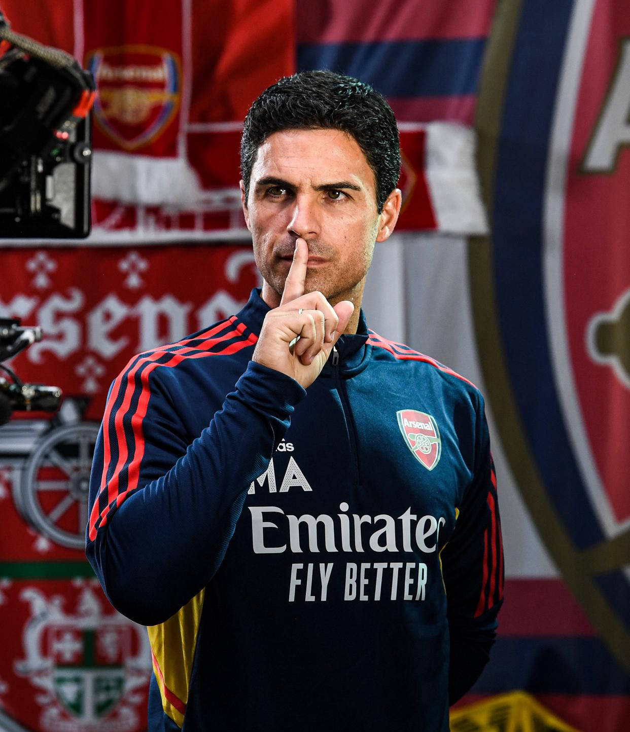 阿森纳即将签下6000万欧元的顶级后腰和乔纳森·戴维，加强球队实力